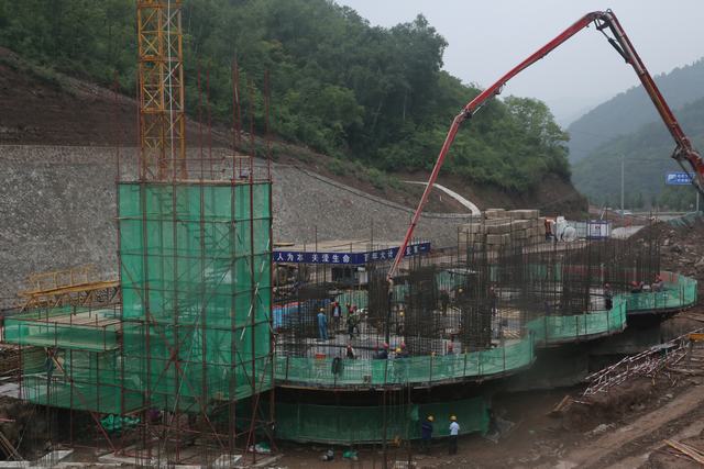 銅川分公司第二項(xiàng)目部冶坪煤礦混煤倉(cāng)工程滑模工序順利開(kāi)工
