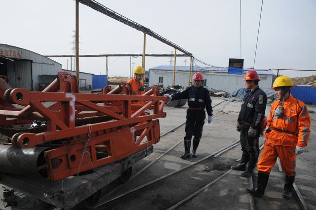 掘進(jìn)公司領(lǐng)導(dǎo)下井跟值班解決項(xiàng)目部生產(chǎn)難題