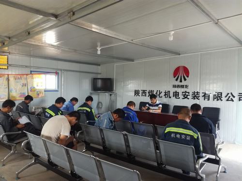 機(jī)電安裝公司小保當(dāng)項(xiàng)目部為職工烹飪安全“雙餐”