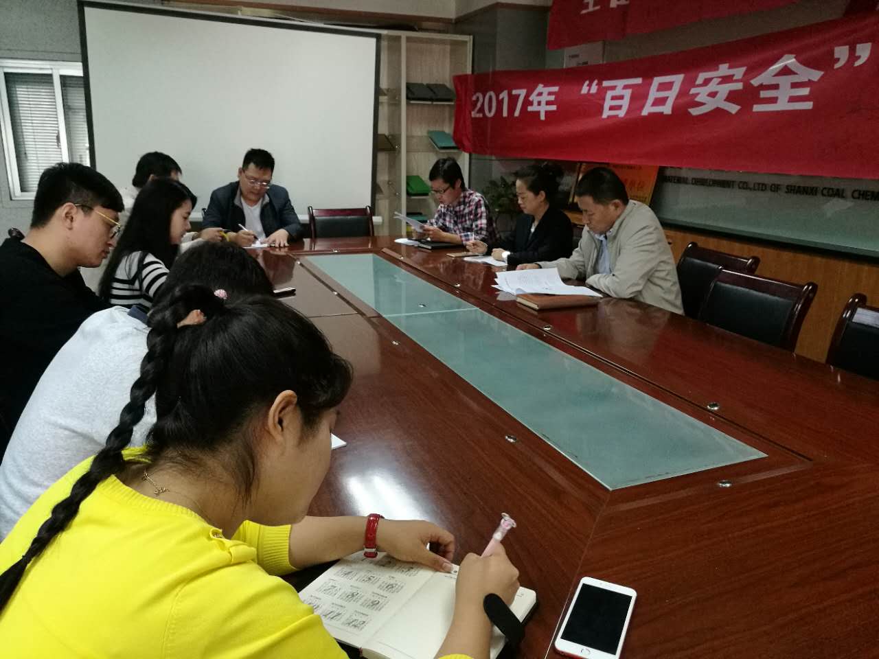 地基分公司認(rèn)真?zhèn)鬟_(dá)學(xué)習(xí)建設(shè)集團干部大會精神