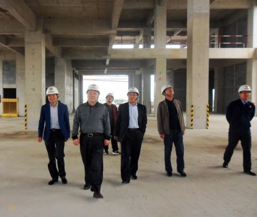 陜煤集團總經(jīng)理助理、建設(shè)集團聯(lián)合黨委書記、董事長寧興剛“雙節(jié)”期間深入澄合分公司中科遙感工地慰問施工一線的干部職工