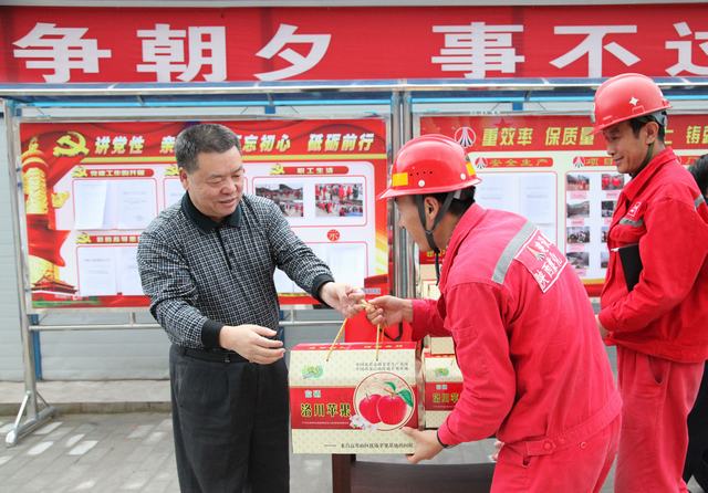 陜煤集團總經(jīng)理助理、建設(shè)集團聯(lián)合黨委書記、董事長寧興剛一行深入礦建二公司冶坪項目部慰問一線職工