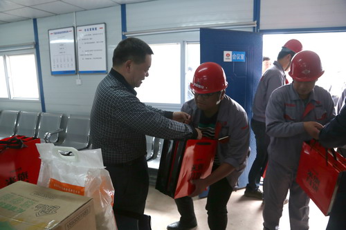 陜煤集團總經(jīng)理助理、建設(shè)集團聯(lián)合黨委書記、董事長寧興剛一行深入基層慰問一線員工