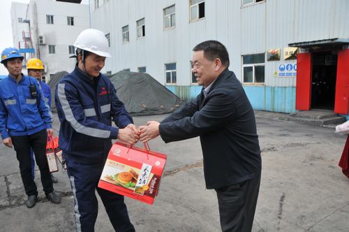 陜煤集團總經(jīng)理助理、建設(shè)集團聯(lián)合黨委書記、董事長寧興剛一行節(jié)日期間深入洗選煤運營公司基層慰問一線員工