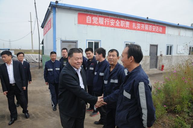 陜煤集團總經(jīng)理助理、建設(shè)集團聯(lián)合黨委書記、董事長寧興剛一行深入掘進公司紅柳林項目部走訪慰問