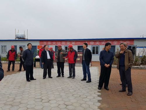 陜煤集團總經(jīng)理助理、建設(shè)集團聯(lián)合黨委書記、董事長寧興剛一行蒞臨韓城分公司榆北煤業(yè)公司小保當?shù)V施工現(xiàn)場和大家一起過中秋