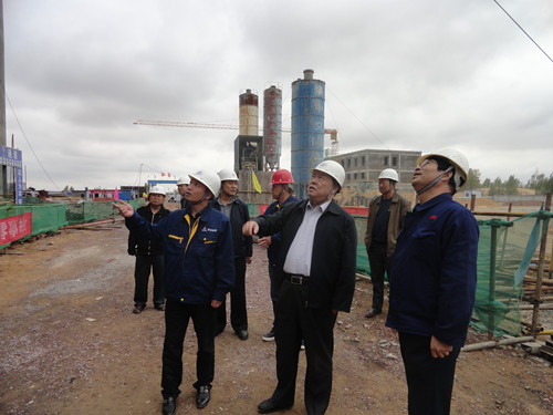 陜煤集團總經(jīng)理助理、建設(shè)集團聯(lián)合黨委書記、董事長寧興剛一行中秋節(jié)深入曹家灘項目工地視察慰問