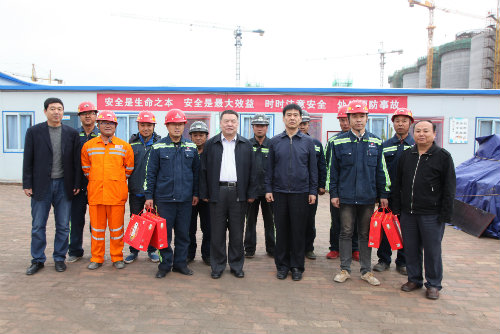 到一線，送祝福，鼓干勁