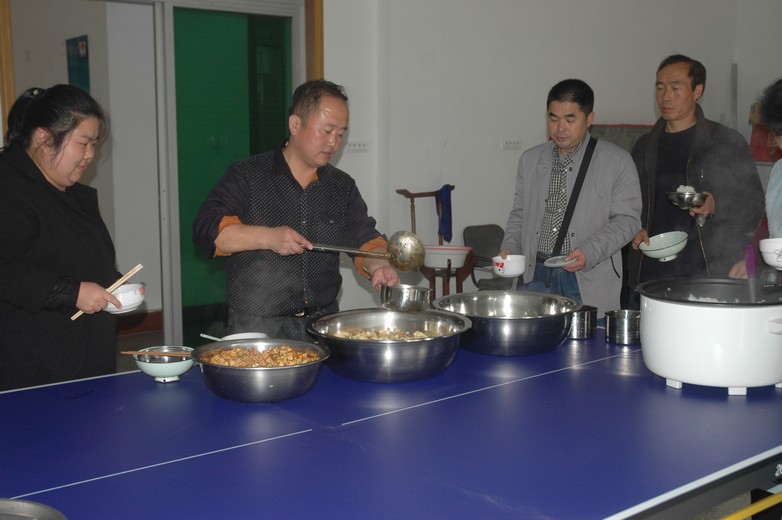 礦建三公司職工食堂：物美價又廉 職工齊點贊