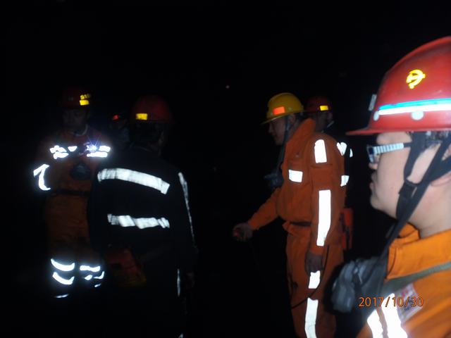 掘進公司百米井下現(xiàn)場會找問題 定標準 鼓士氣