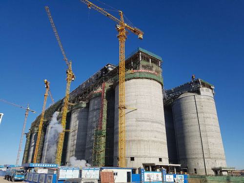 韓城分公司小保當(dāng)選煤廠塊煤倉（一標(biāo)段）、最終篩分車間工程順利封頂