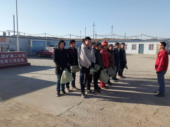 礦建二公司小保當(dāng)?shù)谌?xiàng)目部開展撿垃圾環(huán)?；顒?dòng)