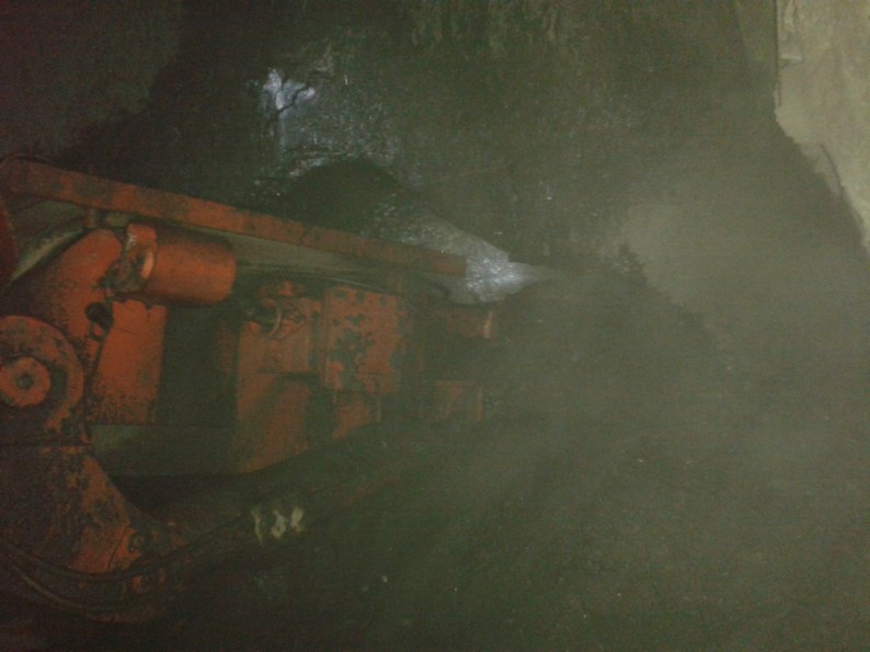 礦建三公司雙龍項目部西翼回風(fēng)巷順利貫通