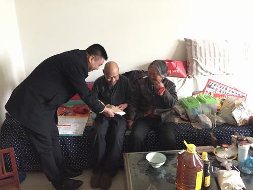 礦建二公司慰問困難職工，送去企業(yè)關(guān)愛