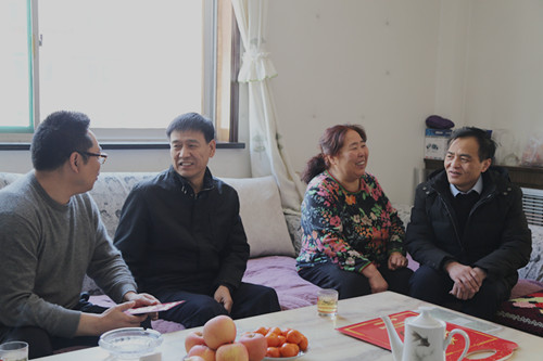 建設(shè)集團(tuán)聯(lián)合黨委副書記、紀(jì)委書記、工會(huì)主席侯本英走訪慰問機(jī)電安裝公司困難職工