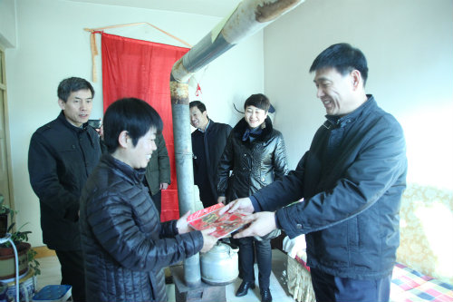  心系困難職工，情暖困難黨員