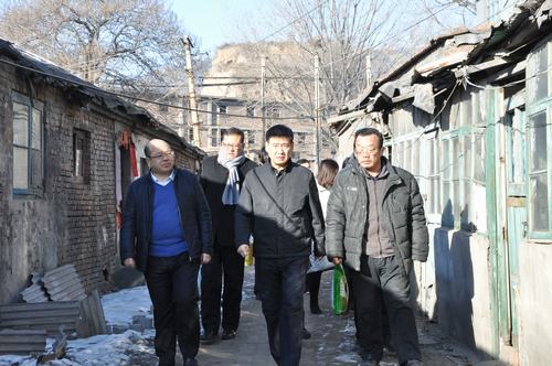 建設(shè)集團(tuán)聯(lián)合黨委副書記、紀(jì)委書記、工會(huì)主席侯本英 為韓城分公司困難職工送來春節(jié)祝福