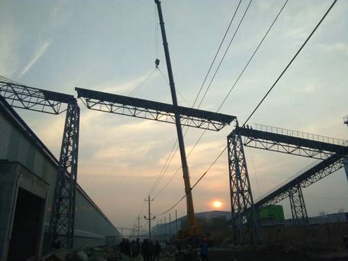 銅煤公司承建的美鑫氧化鋁1#、2#倉庫工程桁架成功實現(xiàn)合攏施工