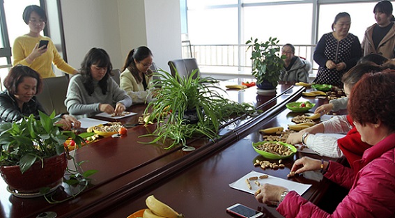 流光溢彩，情暖三?八