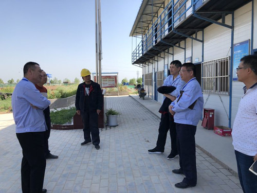 蒲城清潔能源公司副總經(jīng)理任大偉一行蒞臨天工公司清源小區(qū)檢查工程進度和質(zhì)量