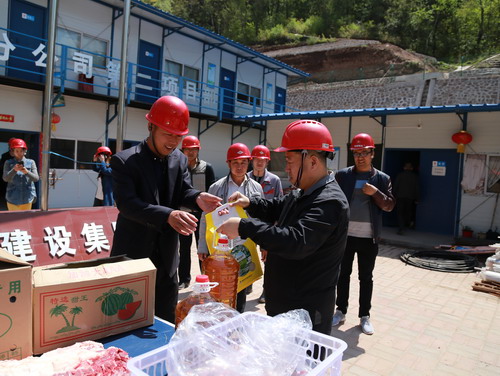 副總經(jīng)理王寧一行看望慰問(wèn)一線(xiàn)職工