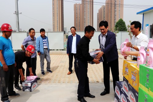 司正林一行看望慰問(wèn)節(jié)日期間奮戰(zhàn)在施工一線(xiàn)的職工