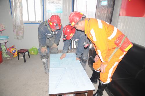 掘進公司北翼項目部師帶徒掀起比學(xué)技能新熱潮