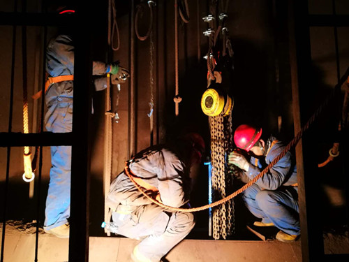 陜煤建設(shè)機電安裝公司酒鋼項目部“快、準、穩(wěn)”調(diào)試罐籠記