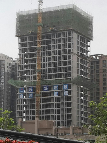 陜煤建設(shè)天工公司雅荷項目部奮力沖刺雅荷中央廣場1、2#樓封頂