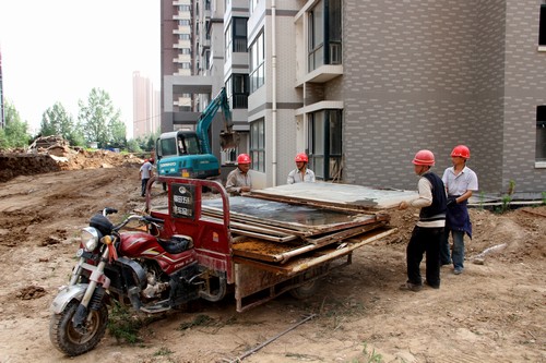 炎炎夏日，擋不住他們火一樣的工作熱情