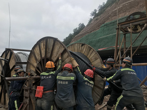 陜煤建設(shè)機電安裝公司冶坪項目部高壓電纜敷設(shè)為“猴車”安裝做足準備