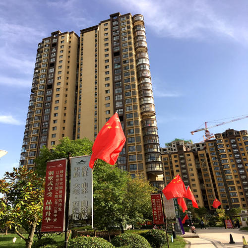 陜煤建設公司扮靚小區(qū)喜迎國慶