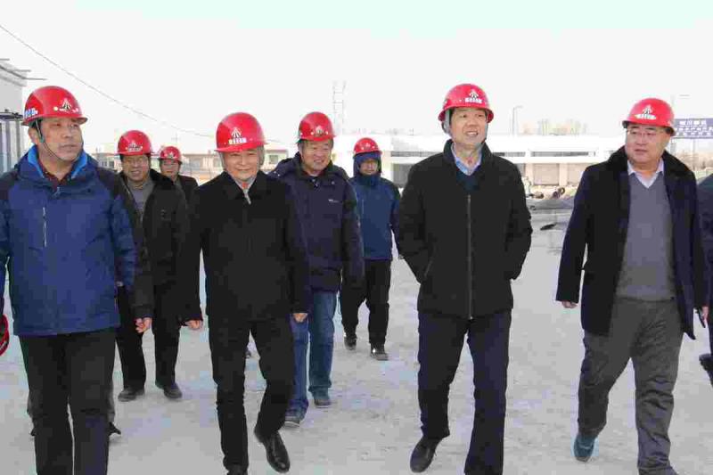 陜煤建設(shè)副總工程師宋培章來川耀項目 服務(wù)區(qū)檢查指導(dǎo)工作  