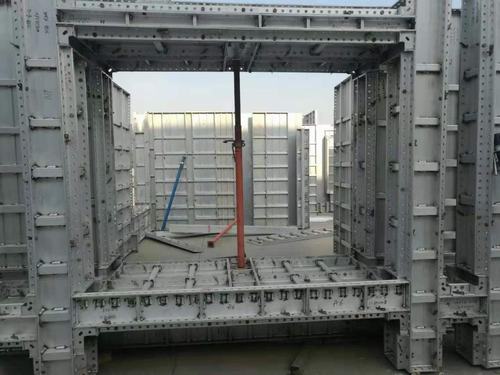 陜煤建設(shè)韓城分公司學(xué)習(xí)觀摩鋁膜板新技術(shù)、新材料應(yīng)用