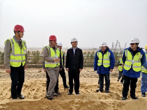 榆林化學(xué)公司執(zhí)行董事宋世杰一行蒞臨陜煤建設(shè)銅煤公司煤炭分質(zhì)利用制化工新材料示范項(xiàng)目廠前區(qū)土方平整項(xiàng)目現(xiàn)場(chǎng)檢查指導(dǎo)工作