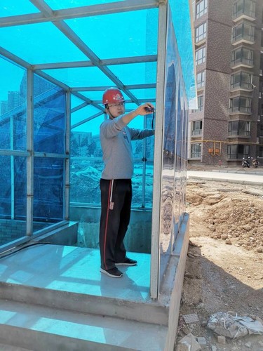 風(fēng)吹浪打揉不碎，寒來暑往見精神