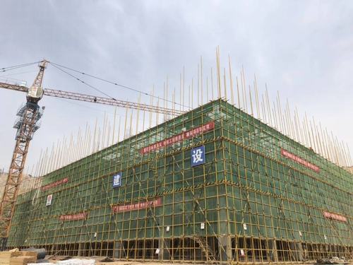 陜煤建設銅煤公司承建的年產(chǎn)20萬噸固廢預處理項目（一期）預處理車間主體結(jié)構(gòu)封頂