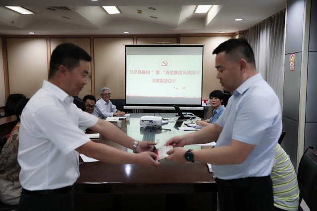 亮身份，陜煤建設(shè)路橋分公司黨員干部在行動(dòng)！