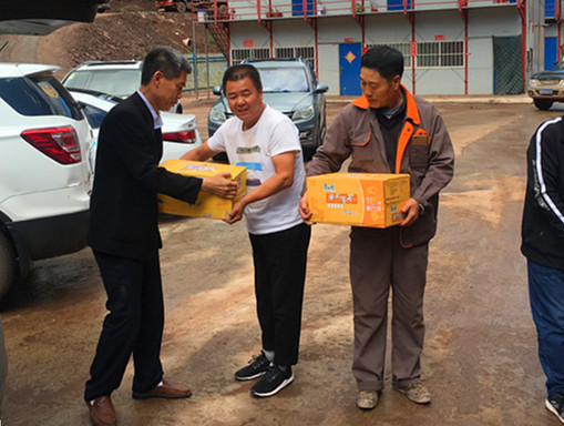 深入一線送清涼 企業(yè)關(guān)懷記心上