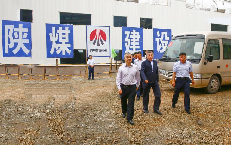陜西省國(guó)資委黨委書記鄒展業(yè)、黨委副書記郁偉、陜煤集團(tuán)黨委書記、董事長(zhǎng)楊照乾一行慰問(wèn)陜煤建設(shè)天工公司項(xiàng)目部
