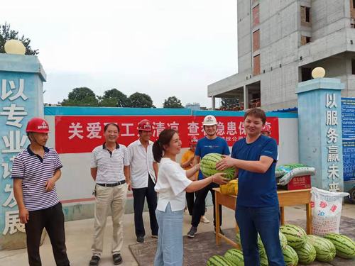 渭南臨渭區(qū)城投公司工會一行深入陜煤建設(shè)渭南分公司施工一線送清涼