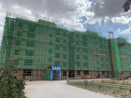 陜煤建設(shè)天工公司土建十七部承建的小保當管理及技術(shù)人員1#、2#公寓樓順利封頂
