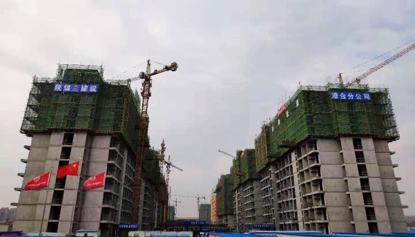 陜煤建設(shè)澄合分公司承建的小保當(dāng)一、二號4棟職工公寓工程順利實(shí)現(xiàn)封頂