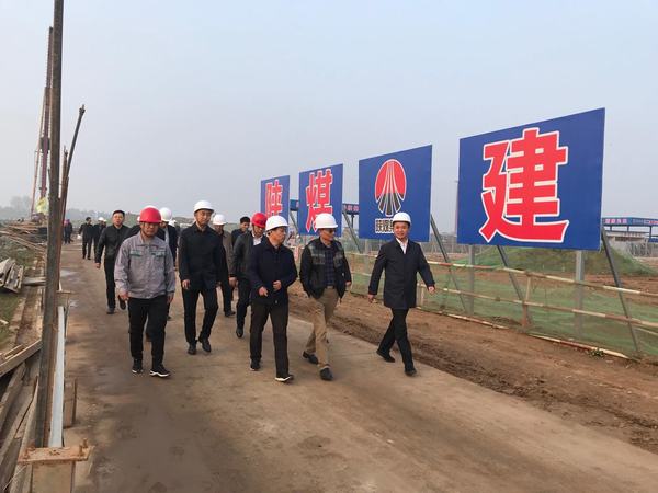 渭南市常務(wù)副市長楊武民、開沃新能源汽車集團(tuán)副董事長丁星勝一行現(xiàn)場推進(jìn)渭南南京金龍項目建設(shè)