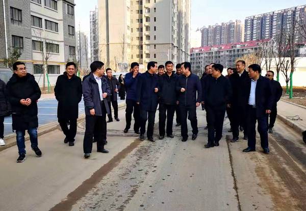 銅川礦業(yè)公司黨委書記、執(zhí)行董事劉水利一行蒞臨銅煤1#、2#住宅小區(qū)現(xiàn)場調(diào)研指導(dǎo)工作