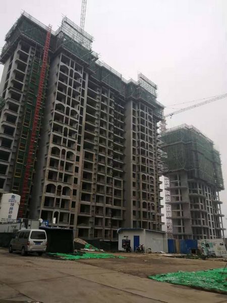 陜煤建設(shè)天工公司承建的大陸橋置業(yè)18#、19#住宅樓順利封頂