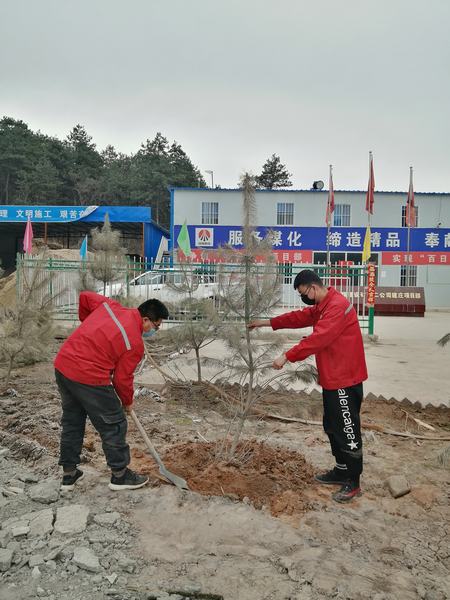 陜煤建設(shè)礦建二公司建莊項(xiàng)目部開展“植樹抗疫、青年先行”植樹活動(dòng)
