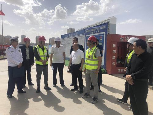 靖邊縣縣委常委、常務(wù)副縣長孟春偉一行蒞臨陜煤建設(shè)銅煤公司承建的金地華府項目檢查指導(dǎo)工作