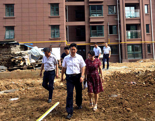 安康市副市長寇全安深入大秦置業(yè)公司龍灣水境小區(qū)調研