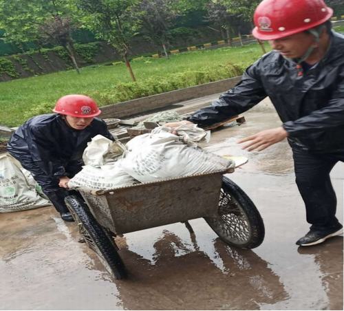 咸陽(yáng)分公司所屬各單位雨中防汛忙